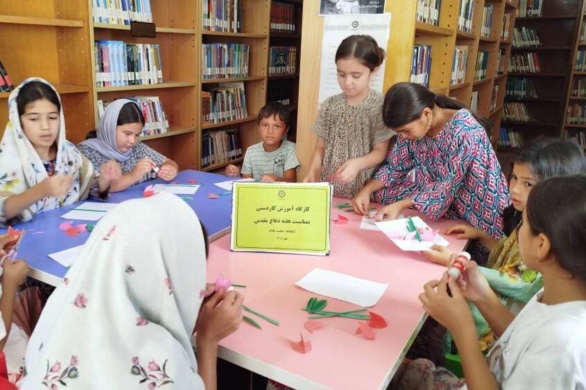 کودکان کتابخانه حکمت دهنه با رنگآمیزی و ساخت کاردستی به استقبال هفته دفاع مقدس رفتند