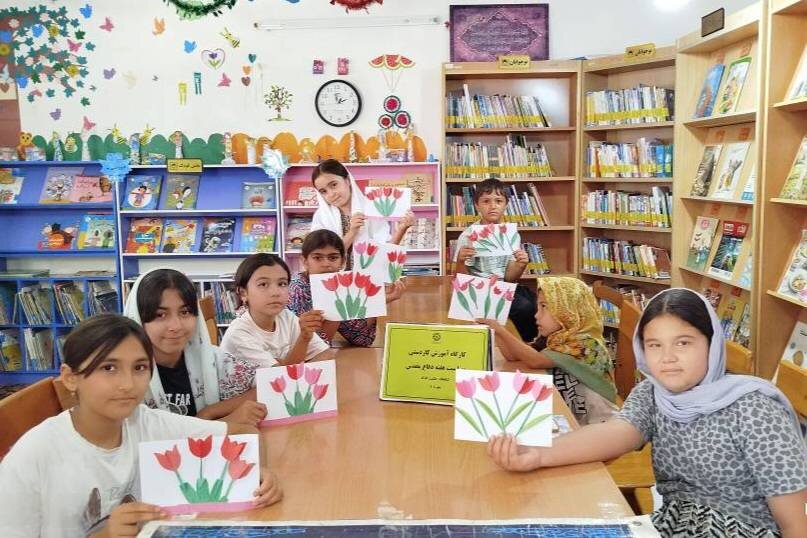کودکان کتابخانه حکمت دهنه با رنگآمیزی و ساخت کاردستی به استقبال هفته دفاع مقدس رفتند
