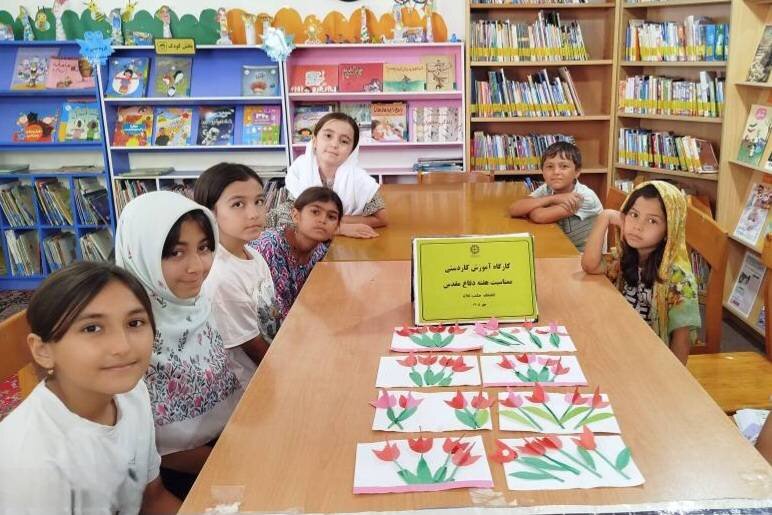 کودکان کتابخانه حکمت دهنه با رنگ‌آمیزی و ساخت کاردستی به استقبال هفته دفاع مقدس رفتند