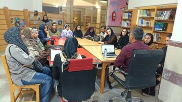 نشست آموزشی ویژه والدین کودکان ۴ تا ۷ سال در کتابخانه عمومی شهید امینی سقز برگزار شد