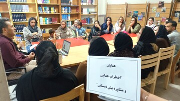 نشست آموزشی ویژه والدین کودکان ۴ تا ۷ سال در کتابخانه عمومی شهید امینی سقز برگزار شد