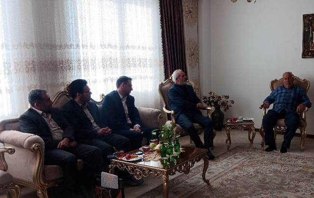 دیدار مدیرکل کتابخانههای عمومی استان سمنان با خانواده شهید «محمد شرفیه»