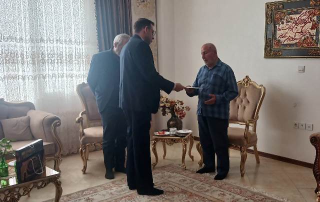 دیدار مدیرکل کتابخانههای عمومی استان سمنان با خانواده شهید «محمد شرفیه»