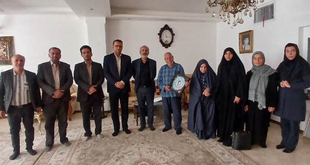 دیدار مدیرکل کتابخانههای عمومی استان سمنان با خانواده شهید «محمد شرفیه»