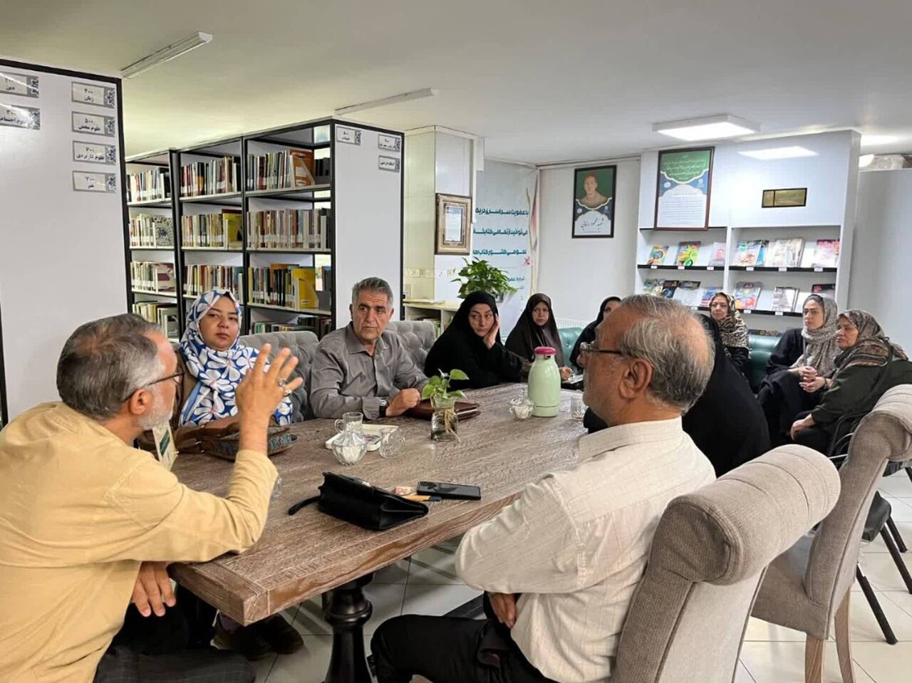 شاهنامه‌خوانی و شناساندن اساطیر ایران به کودکان، مهمترین وظیفه کتابدار در بحبوحه جنگ