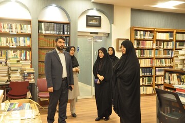 بازدید رئیس مرکز امور زنان و خانواده وزارت کشور از کتابخانه مرکزی رشت