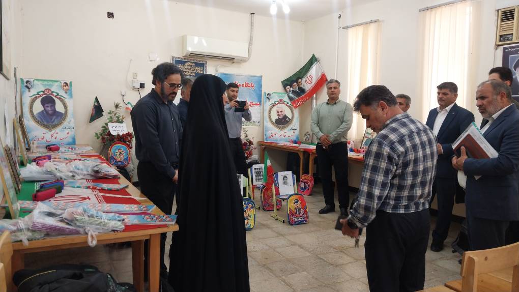 برپایی نمایشگاه عکس و پوستر ایثار و شهادت در کتابخانه عمومی شهدای بیدروبه اندیمشک