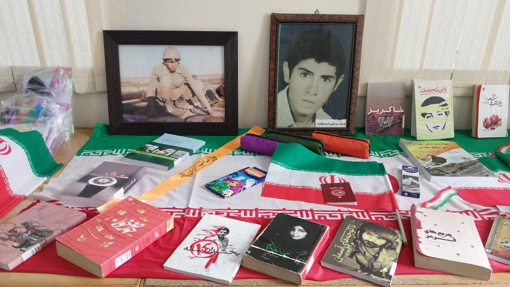 برپایی نمایشگاه عکس و پوستر ایثار و شهادت در کتابخانه عمومی شهدای بیدروبه اندیمشک