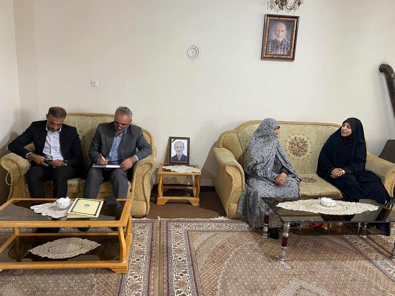 دیدار مدیرکل کتابخانه‌های عمومی استان آذربایجان‌ غربی با خانواده شهدا