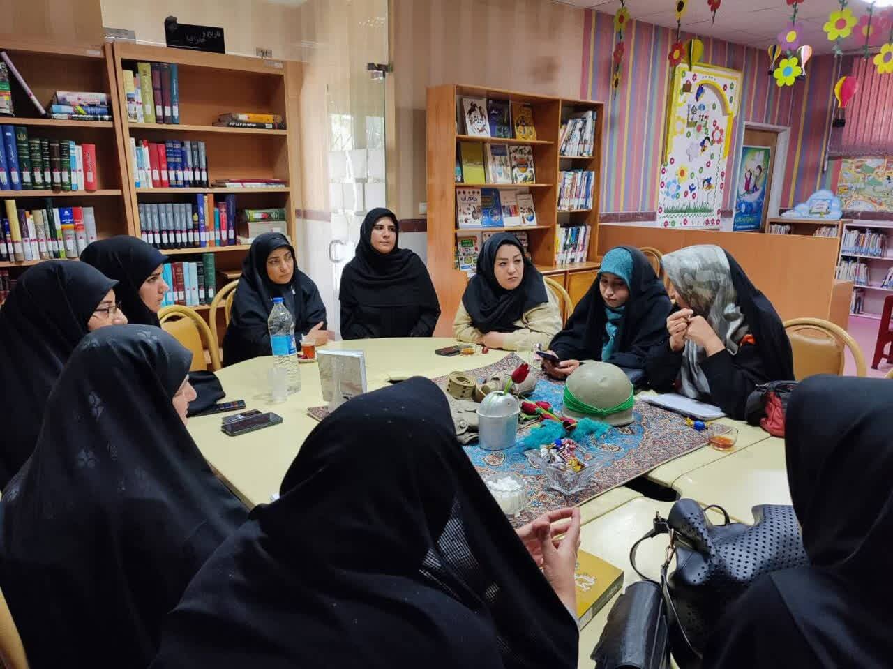 نقد «تب ناتمام» در کتابخانه شهید باهنر بهار همزمان با هفته دفاع مقدس
