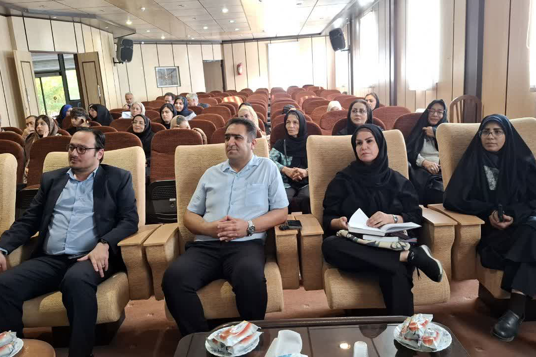 محفل ادبی «امشب ای ماه» با حضور شاعران و ادیبان در دلیجان برگزار شد