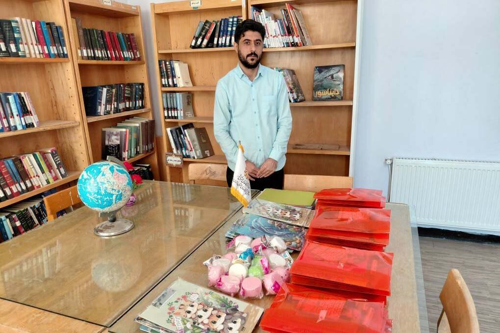 اهدای بسته‌های لوازم‌التحریر به کتابخانه عمومی امام سجاد (ع) صالح‌آباد