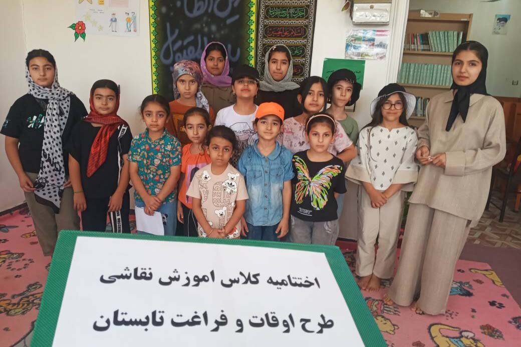 دو عضو کتابخانه روستای پشت قلعه بر قله کنکور ایستادند