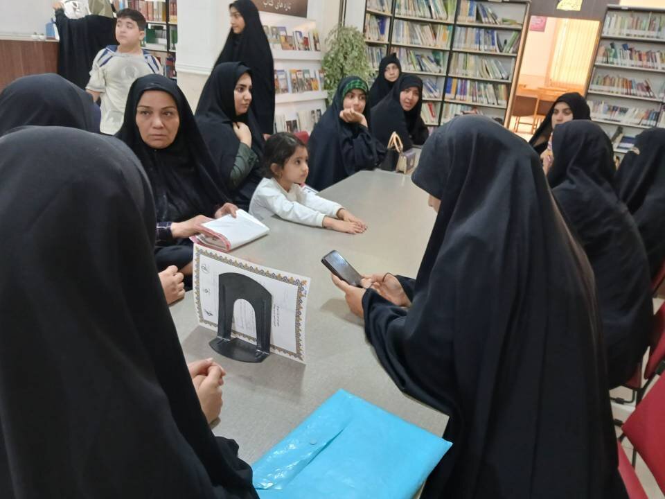 بازدید جمعی از خواهران بسیجی از کتابخانه عمومی ساحل