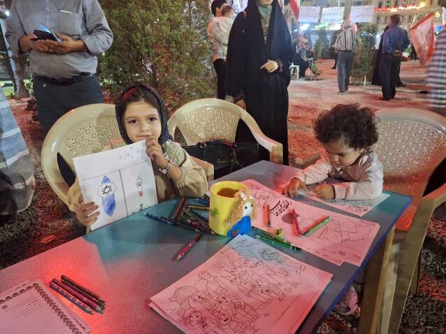 برپایی میز خدمت کتابخانه‌های عمومی شهرستان کرمان در تجمعات شبانه میدان آزادی کرمان