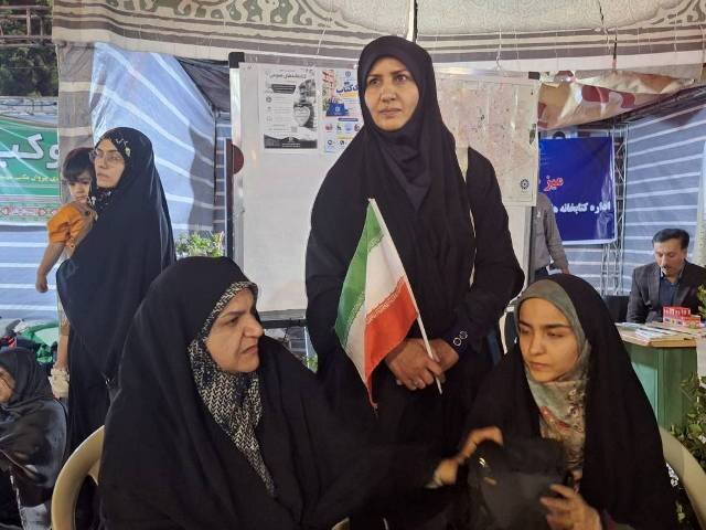 برپایی میز خدمت کتابخانههای عمومی شهرستان کرمان در تجمعات شبانه میدان آزادی کرمان