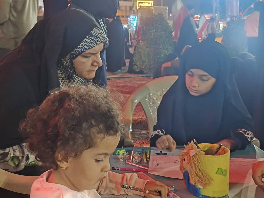 برپایی میز خدمت کتابخانه‌های عمومی شهرستان کرمان در تجمعات شبانه میدان آزادی کرمان