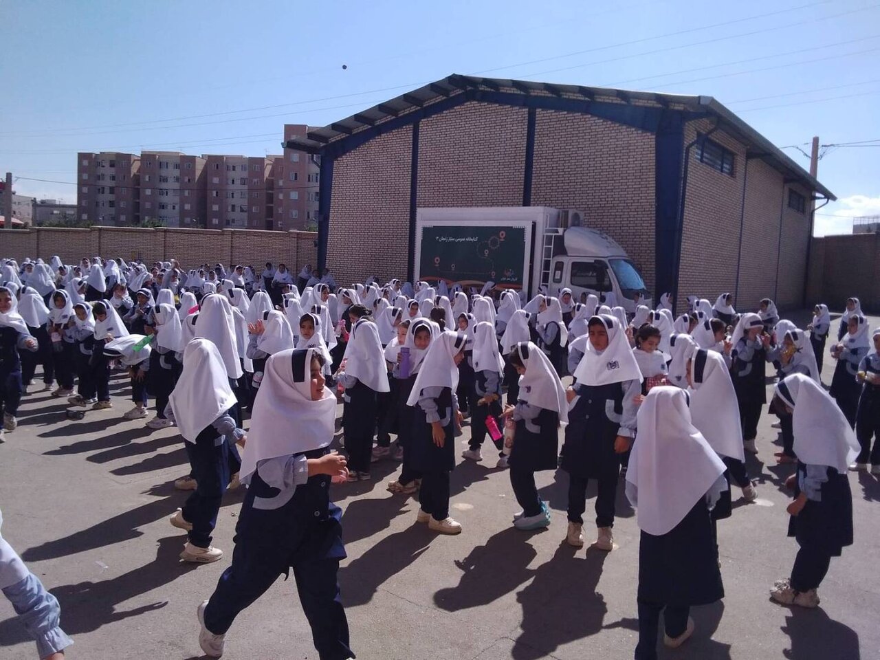 کتابخانه سیار، میهمانِ پرشورِ دانش‌آموزانِ مدرسه سیرفیان زنجان شد