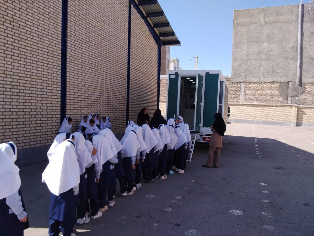 کتابخانه سیار، میهمانِ پرشورِ دانش‌آموزانِ مدرسه سیرفیان زنجان شد