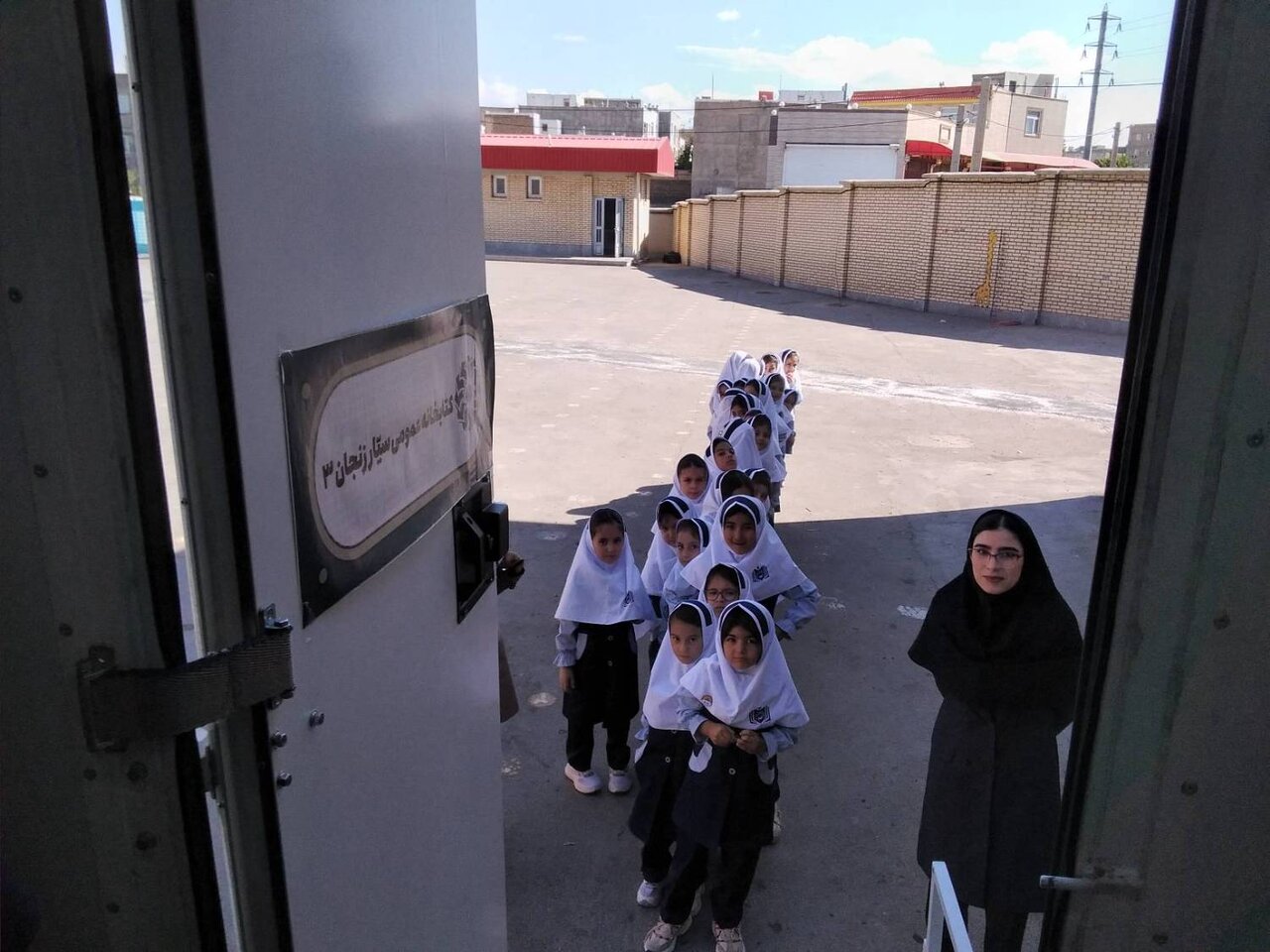 کتابخانه سیار، میهمانِ پرشورِ دانشآموزانِ مدرسه سیرفیان زنجان شد