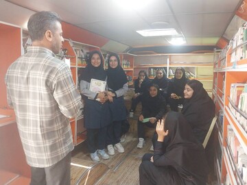 «سرباز کوچک امام» در کتابخانه سیار یار مهربان پاکدشت