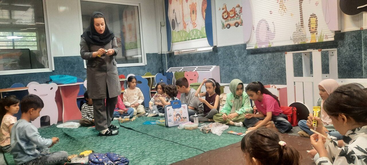 ویژهبرنامه «دستهای نجاتگر» با حضور کودکان و نوجوانان در کتابخانه قاصدک فردیس برگزار شد