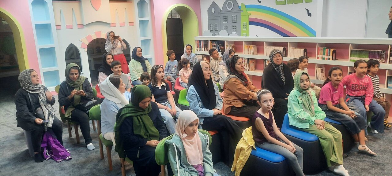 ویژهبرنامه «دستهای نجاتگر» با حضور کودکان و نوجوانان در کتابخانه قاصدک فردیس برگزار شد
