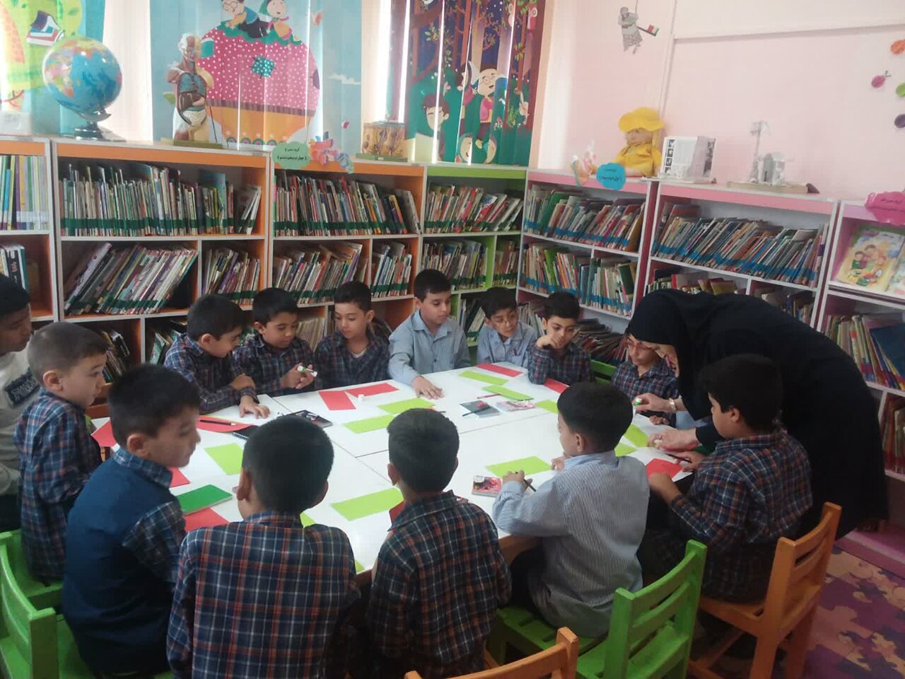 برگزاری برنامه ساخت پرچم ایران در کتابخانه پانزده خرداد شهرستان پیشوا