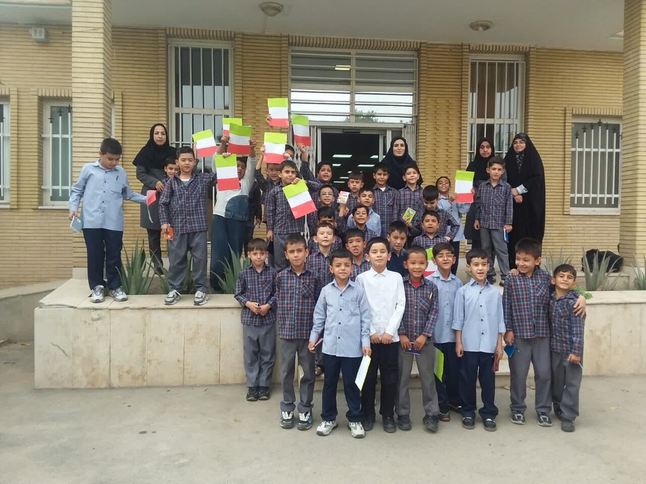برگزاری برنامه ساخت پرچم ایران در کتابخانه پانزده خرداد شهرستان پیشوا