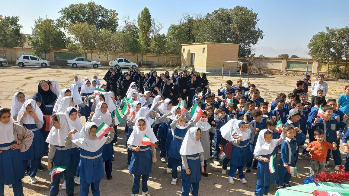 برپایی میز ارتباطات مردمی و میز خدمت کتابخانه فرهنگ روستای حسین‌آباد در مدرسه رازی