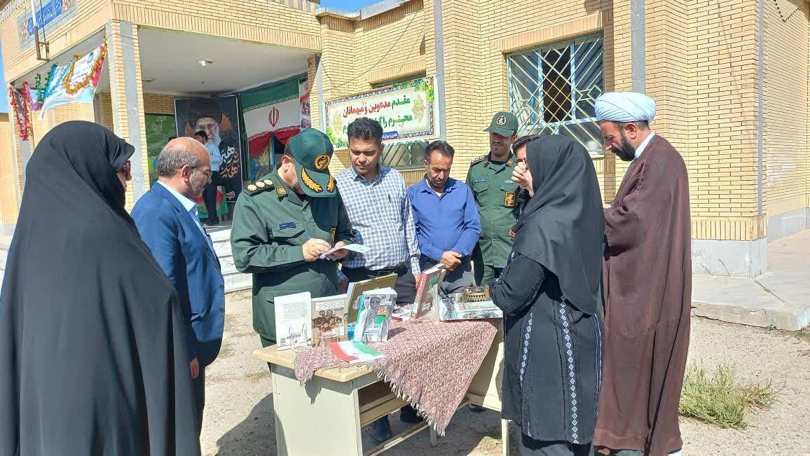 برپایی میز ارتباطات مردمی و میز خدمت کتابخانه فرهنگ روستای حسینآباد در مدرسه رازی