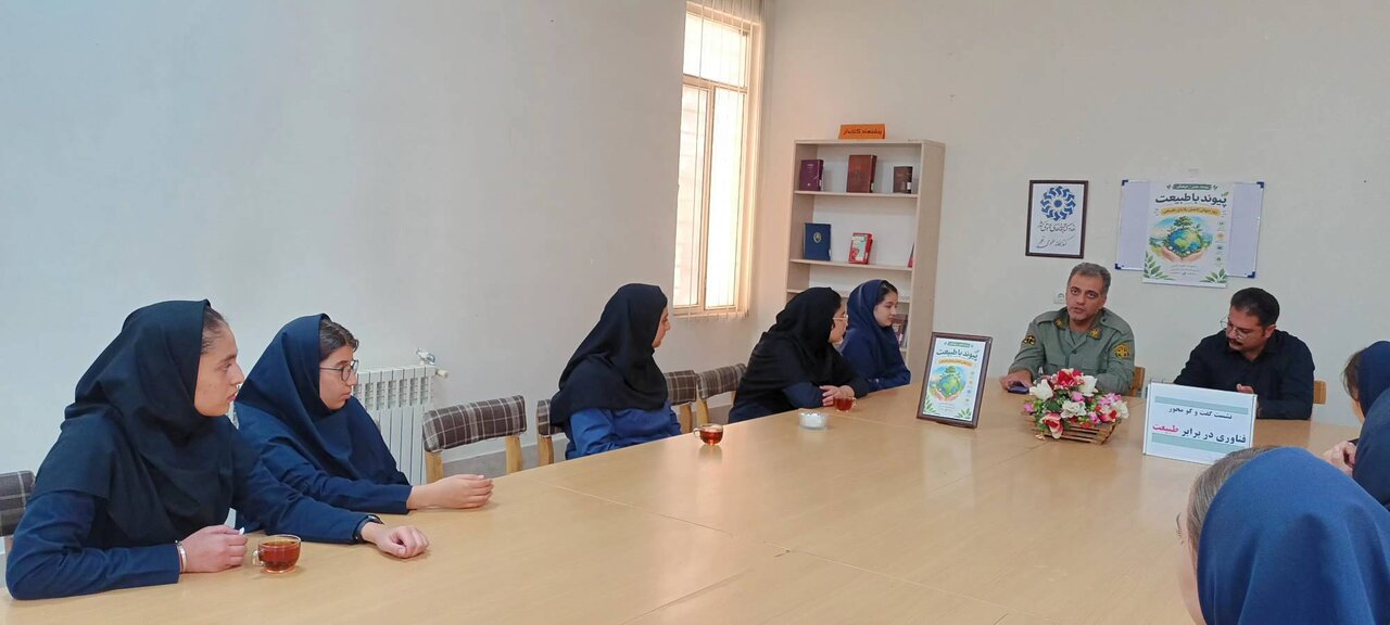 نشست تخصصی «فناوری در برابر طبیعت» در کتابخانه عمومی قلم نظرآباد برگزار شد