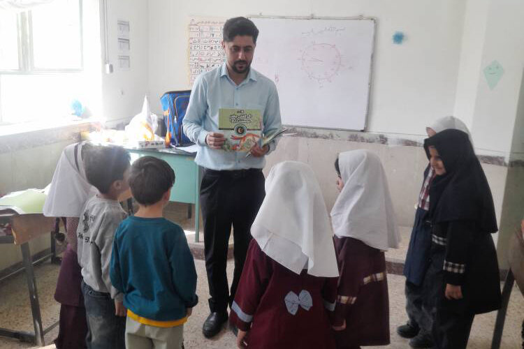 زنگ کتاب در مدرسه عشایری سروش چم‌آب مهران نواخته شد