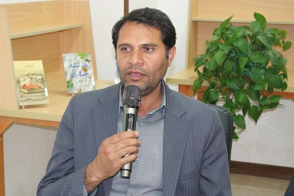 تجلیل و معرفی آثار پژوهشی «نادر ریاحی سامانی» در محفلی با حضور مقامات استانی و شهری