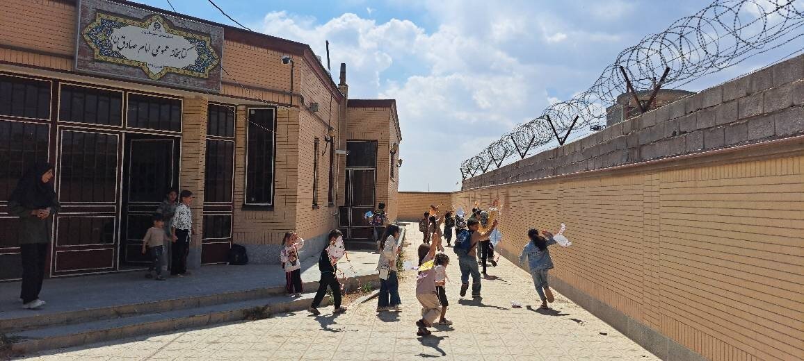 پرواز بادبادکها به یاد دانشآموزان میناب در کتابخانه امام صادق (ع)