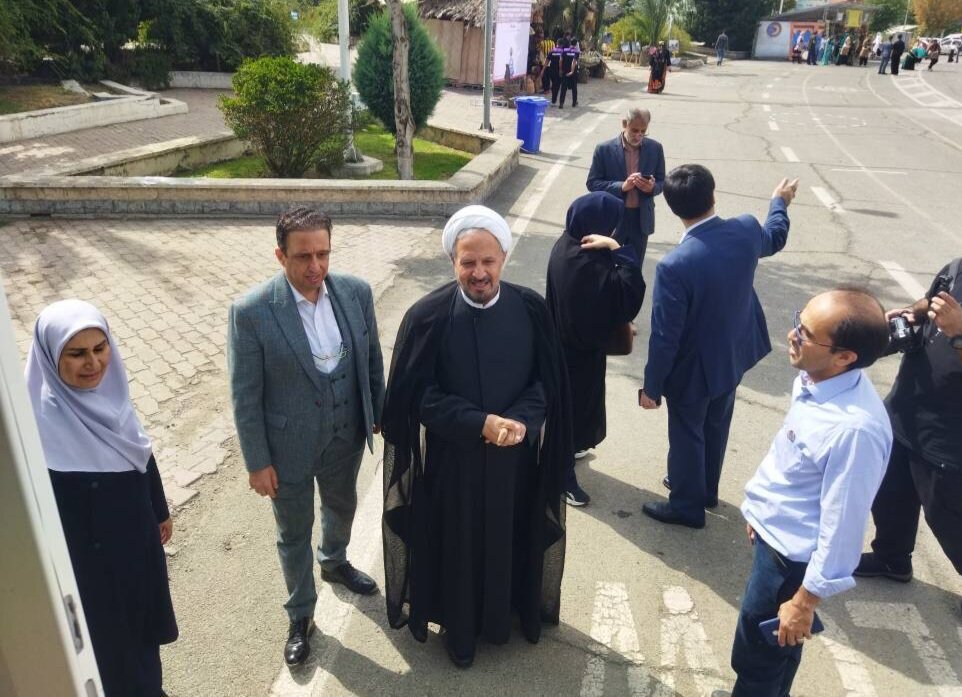 بازدید مسئولان ملی-استانی از کتابخانه سیار اداره‌کل کتابخانه‌های عمومی استان تهران