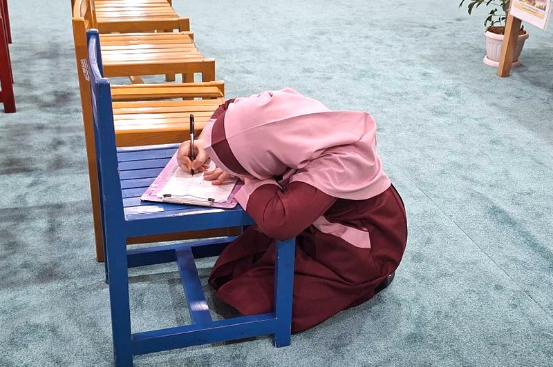 ساخت ۱۶۸ گل لاله تا روایت یک جای خالی؛ روز جهانی کودک در کتابخانه باقرالعلوم دیلم