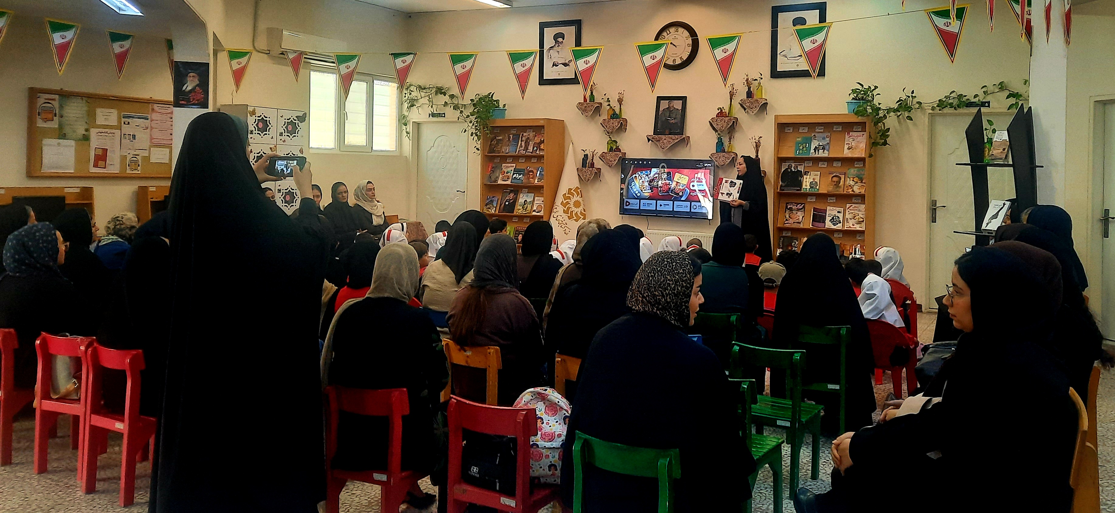 آموزش مفاهیم زیست‌محیطی و بازیافت به کودکان در کتابخانه امام علی (ع) قم