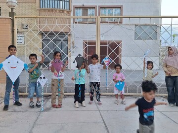 جشن بادبادک‌ها در کتابخانه مرکزی میبد؛ پرواز آرزوهای کودکان در هفته ملی کودک