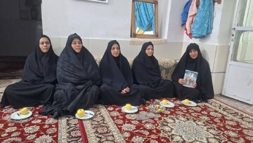 دیدار بانوان کتابخوان مروست با مادر شهیدان؛ تجدید میثاق با آرمان‌های شهدا