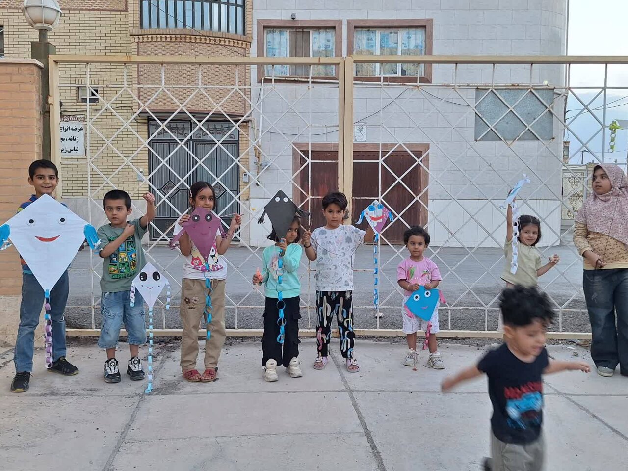 جشن بادبادک‌ها در کتابخانه مرکزی میبد؛ پرواز آرزوهای کودکان در هفته ملی کودک
