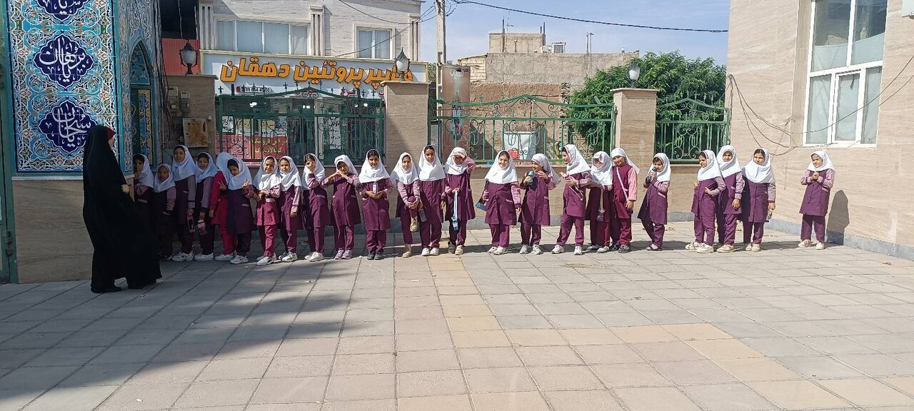دانشآموزان مدارس اصل زعیم و شهید خسروپور مهمان کتابخانه عمومی امام حسن مجتبی (ع) شدند