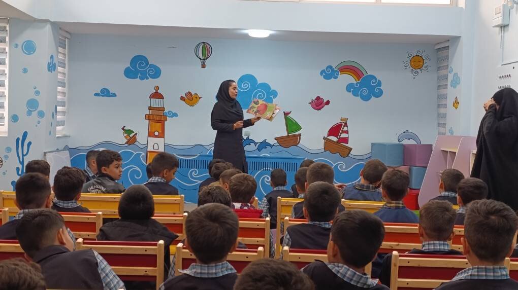 دانشآموزان خرمدرهای ضمن بازدید از کتابخانه کوثر، یاد دانشآموزان شهید میناب را گرامی داشتند