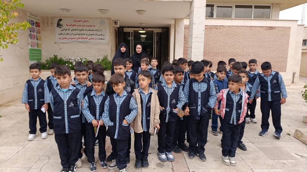 دانشآموزان خرمدرهای ضمن بازدید از کتابخانه کوثر، یاد دانشآموزان شهید میناب را گرامی داشتند
