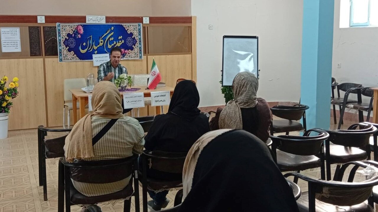 نشست مشترک کتابداران، اولیا و مربیان در کتابخانه عمومی ولی‌عصر (عج) آبادان