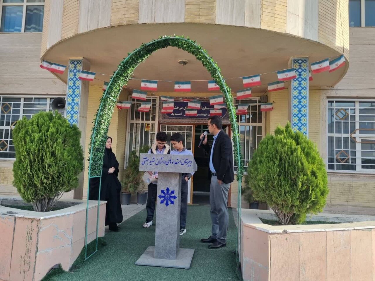 پیوند مدرسه و کتابخانه؛ رویش جوانههای دانایی در مدارس الیگودرز همزمان با هفته ملی کودک