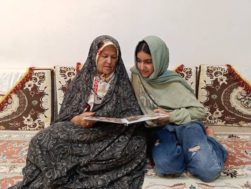 یک کتاب، دو نسل؛ وقتی دختر ۱۱ ساله راوی قصهها برای مادربزرگ میشود
