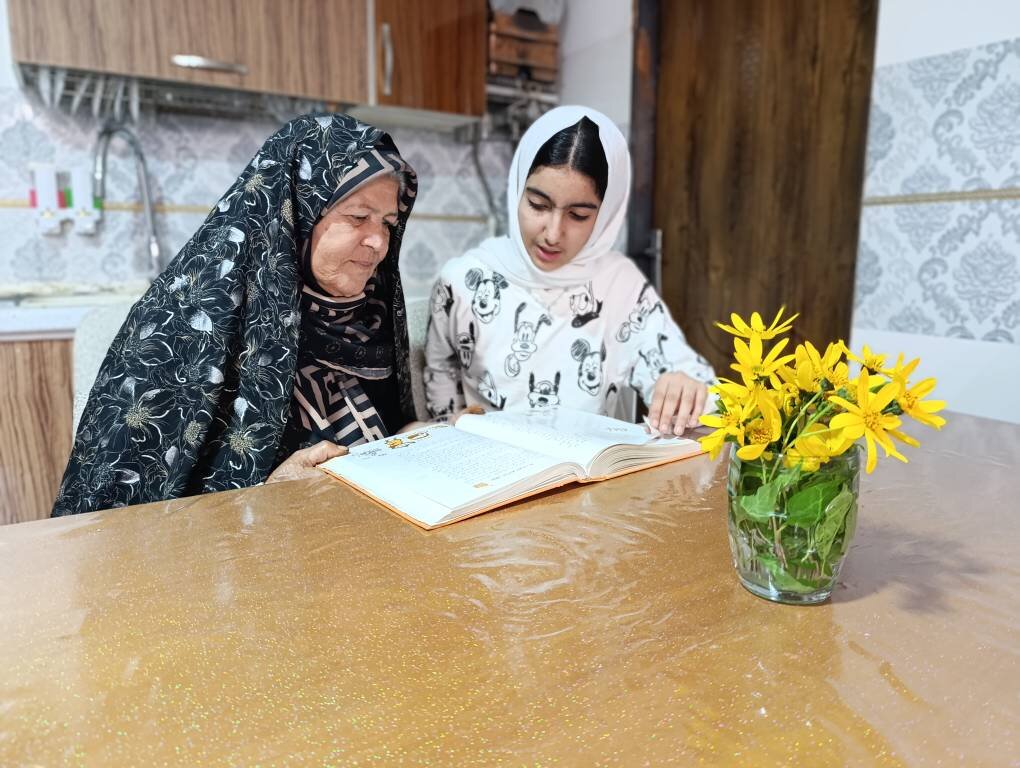 یک کتاب، دو نسل؛ وقتی دختر ۱۱ ساله راوی قصه‌ها برای مادربزرگ می‌شود
