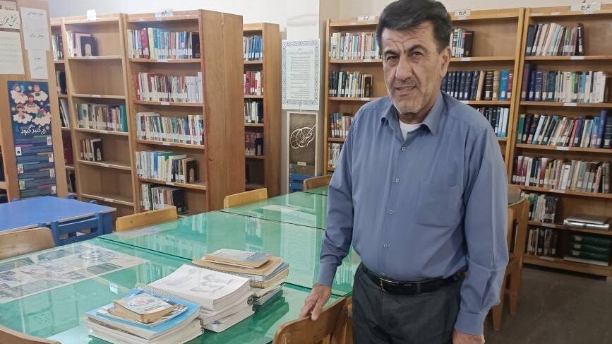 اهدای منابع آموزشی به کتابخانه عمومی شهید صدوقی شهر قلعه‌تل توسط فرهنگی پیشکسوت