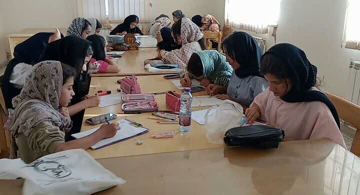 استقبال چشمگیر دانشآموزان از برنامه فرهنگی کتابخانه آیتالله هاشمی روستای قمبوان